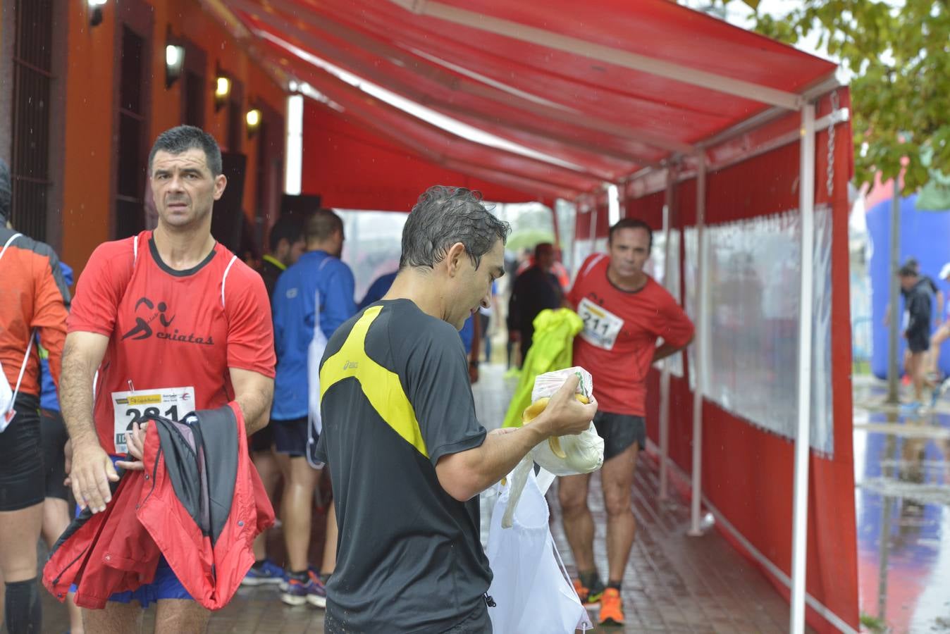 Búscate en las fotos de la I carrera de la prensa de Badajoz