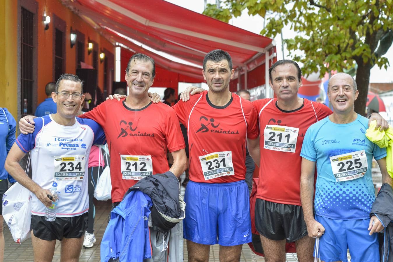 Búscate en las fotos de la I carrera de la prensa de Badajoz