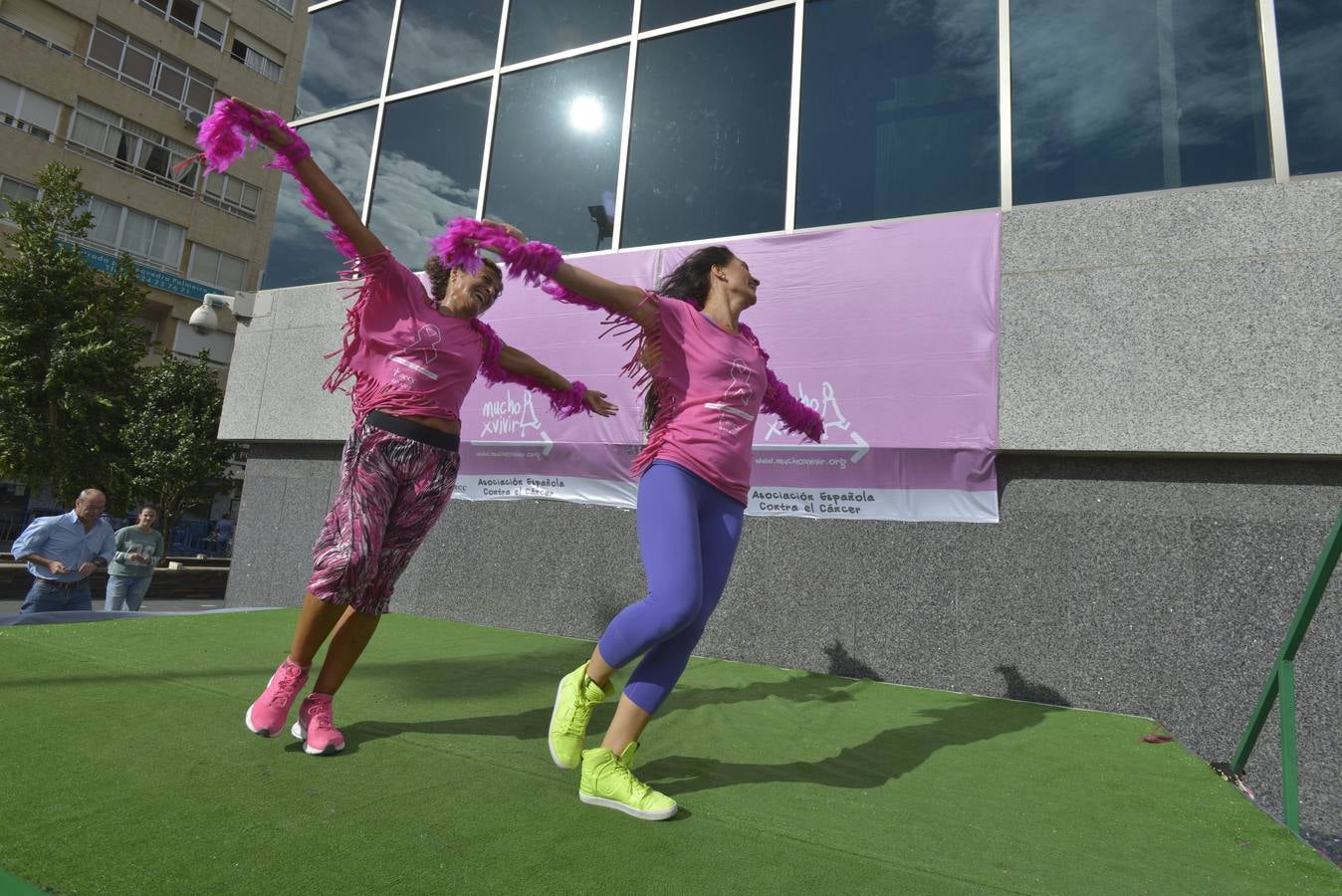 Sábado, 17 de octubre: Clase masiva de zumba en la Plaza Conquistadores de Badajoz en la que los participantes colaboraron comprando las gafas solidarias de color rosa que la AECC ha puesto a la venta. Fotografía: JV Arnelas