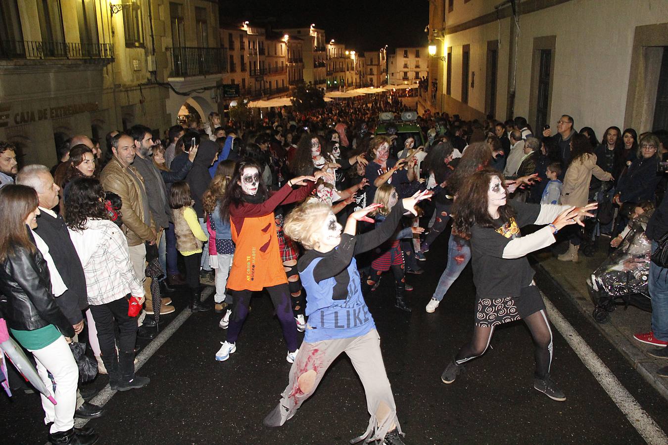 La V Marcha Zombie de Cáceres, en imágenes