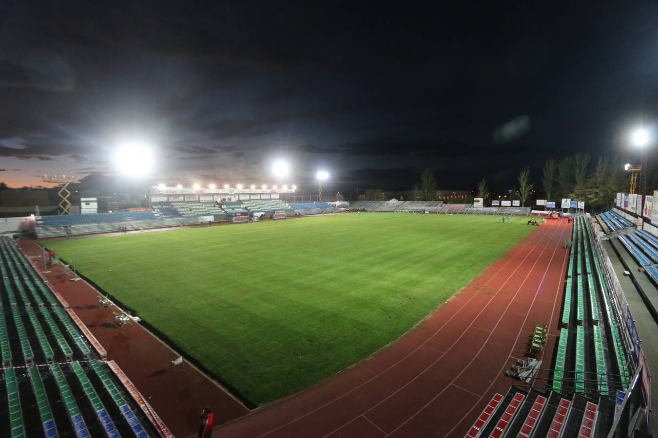 El Villanovense prepara a destajo su estadio para el partido contra el Barça