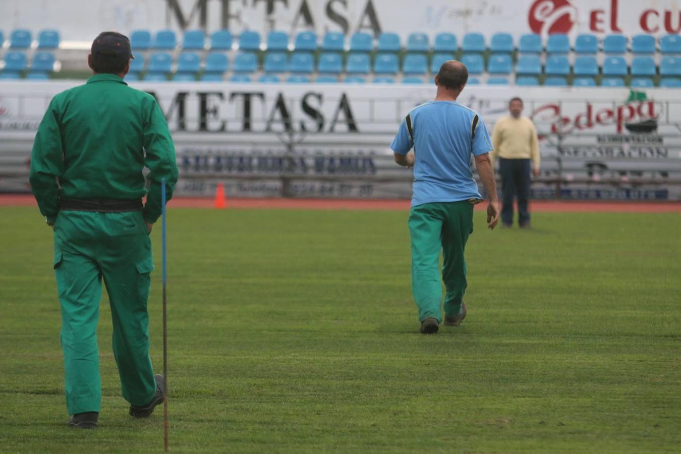 El Villanovense prepara a destajo su estadio para el partido contra el Barça