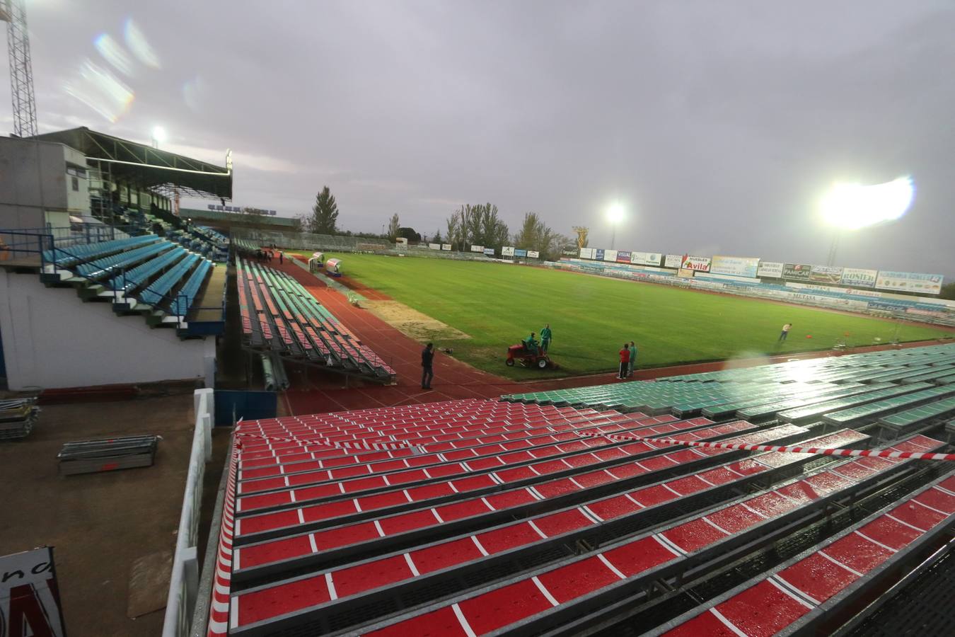 El Villanovense prepara a destajo su estadio para el partido contra el Barça