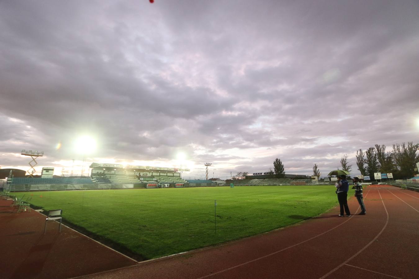 El Villanovense prepara a destajo su estadio para el partido contra el Barça