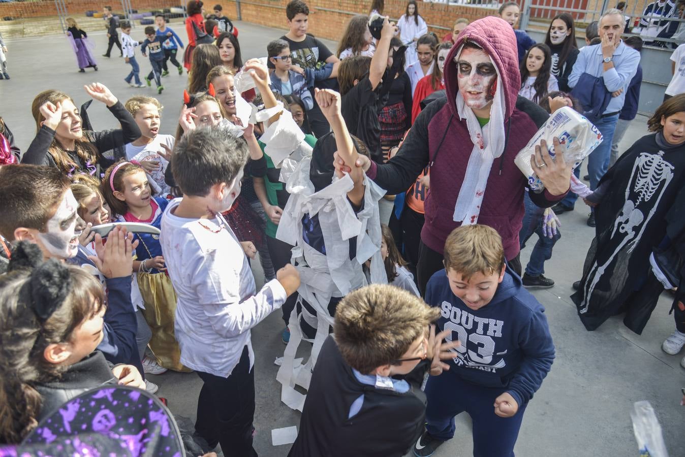 Los escolares del colegio Luis Vives de Badajoz preparan las actividades de Halloween. Fotografía: JV Arnelas