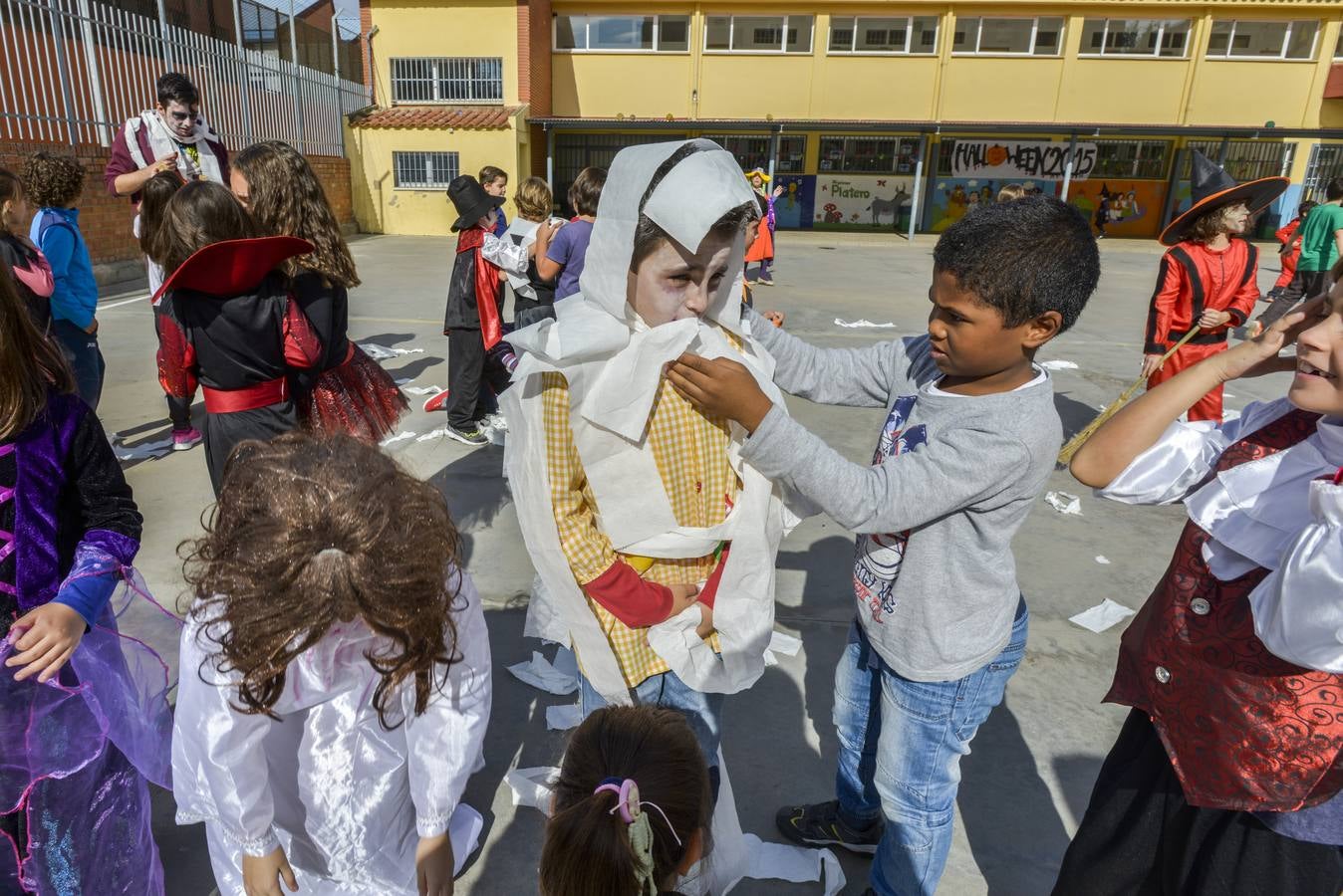 Los escolares del colegio Luis Vives de Badajoz preparan las actividades de Halloween. Fotografía: JV Arnelas
