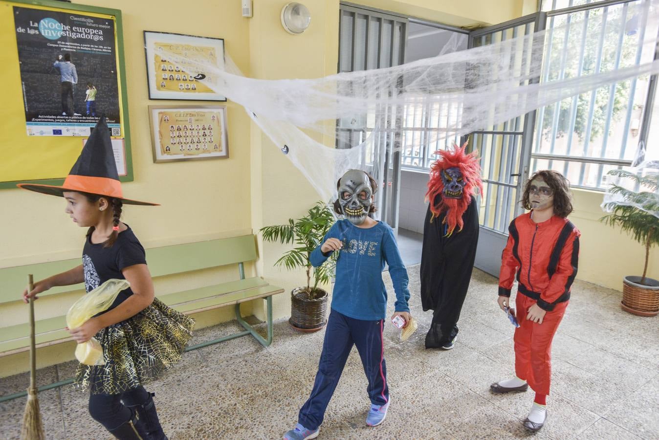 Los escolares del colegio Luis Vives de Badajoz preparan las actividades de Halloween. Fotografía: JV Arnelas