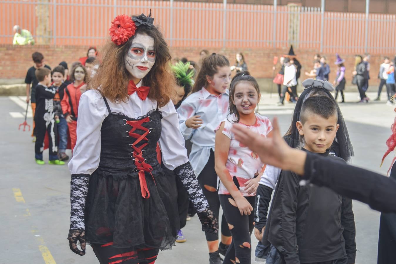 Los escolares del colegio Luis Vives de Badajoz preparan las actividades de Halloween. Fotografía: JV Arnelas