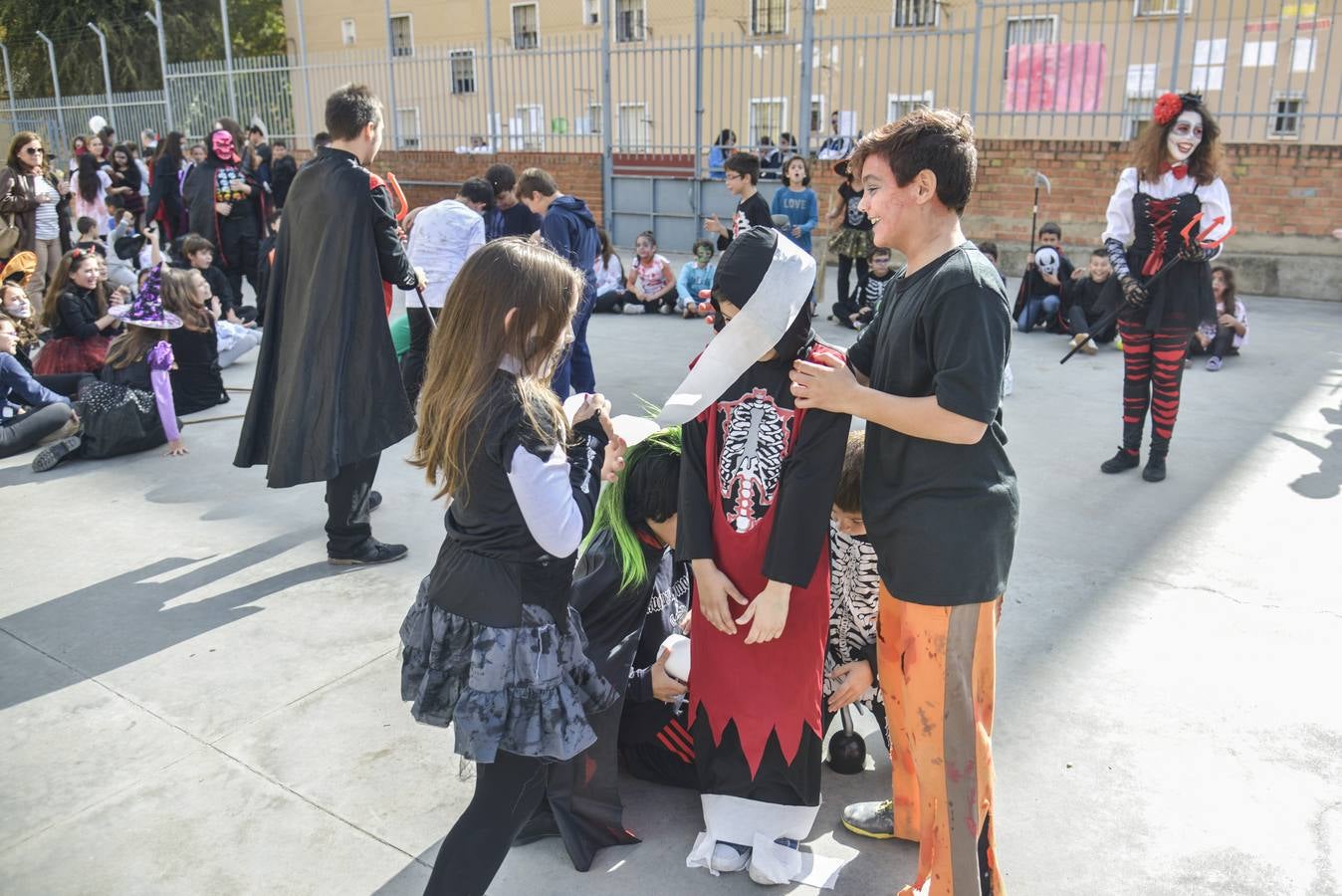 Los escolares del colegio Luis Vives de Badajoz preparan las actividades de Halloween. Fotografía: JV Arnelas