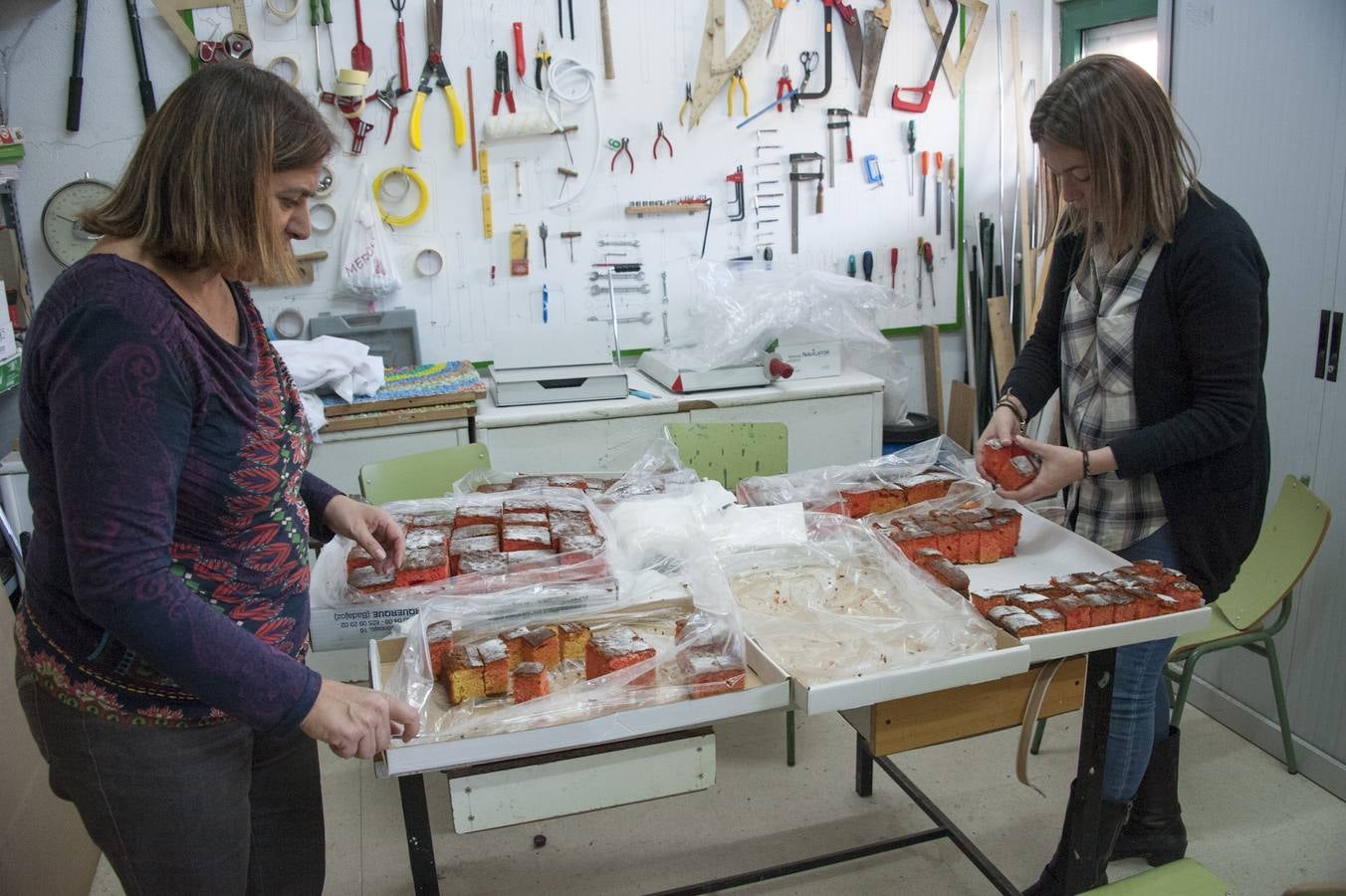 Los escolares del colegio Enrique Segura Covarsí de Badajoz preparan las actividades de Halloween. Fotografía: Pakopí
