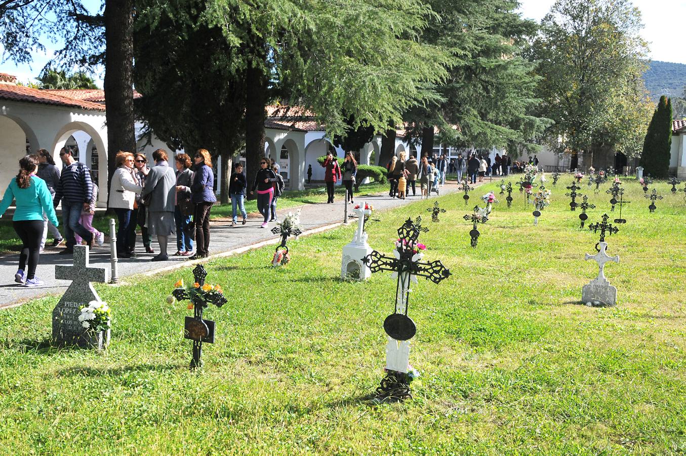 Día de Todos los Santos en el cementerio de Plasencia