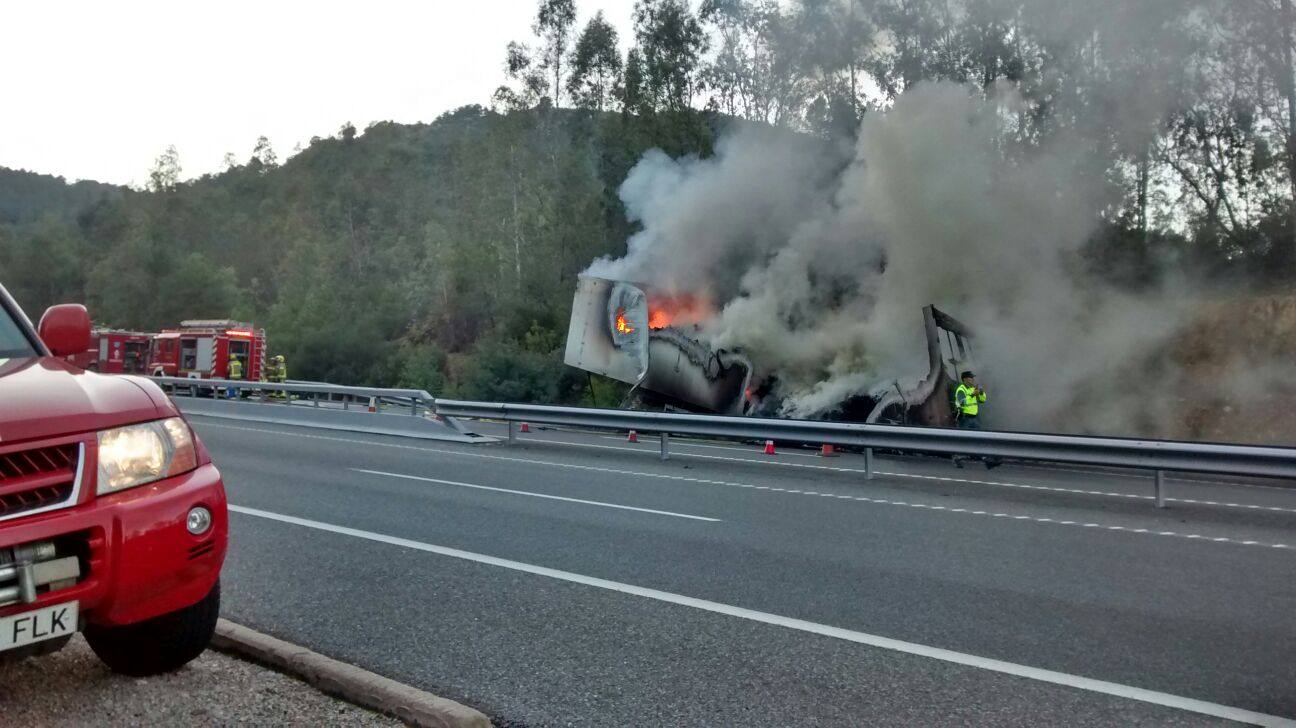 Arde un camión cerca del túnel de Miravete