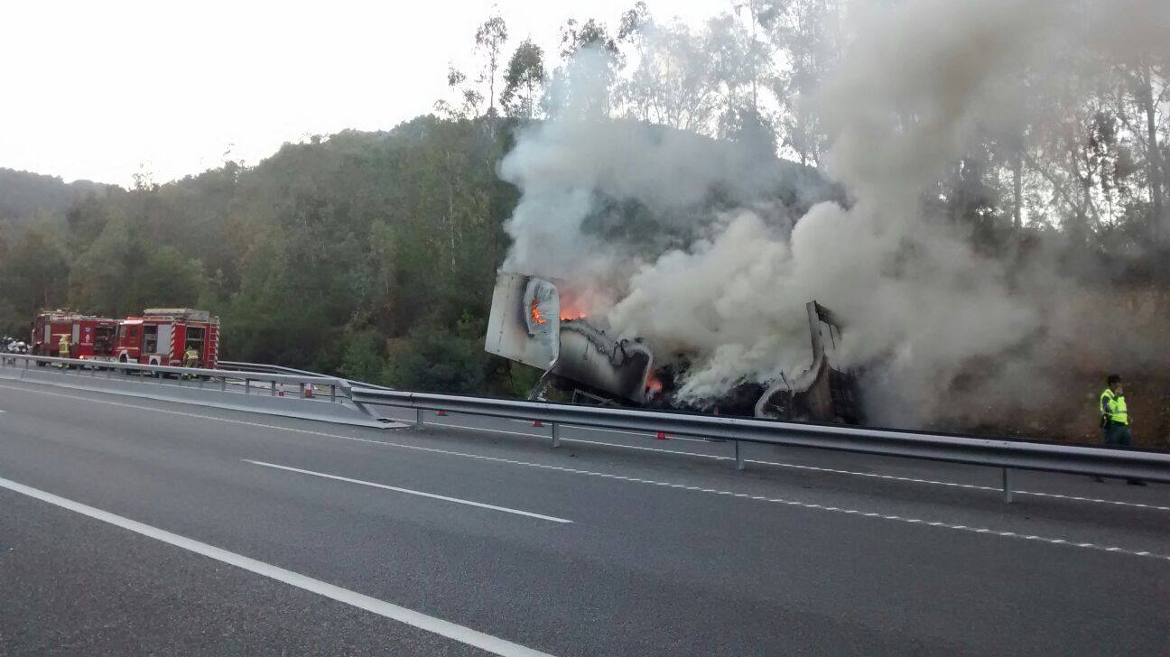 Arde un camión cerca del túnel de Miravete