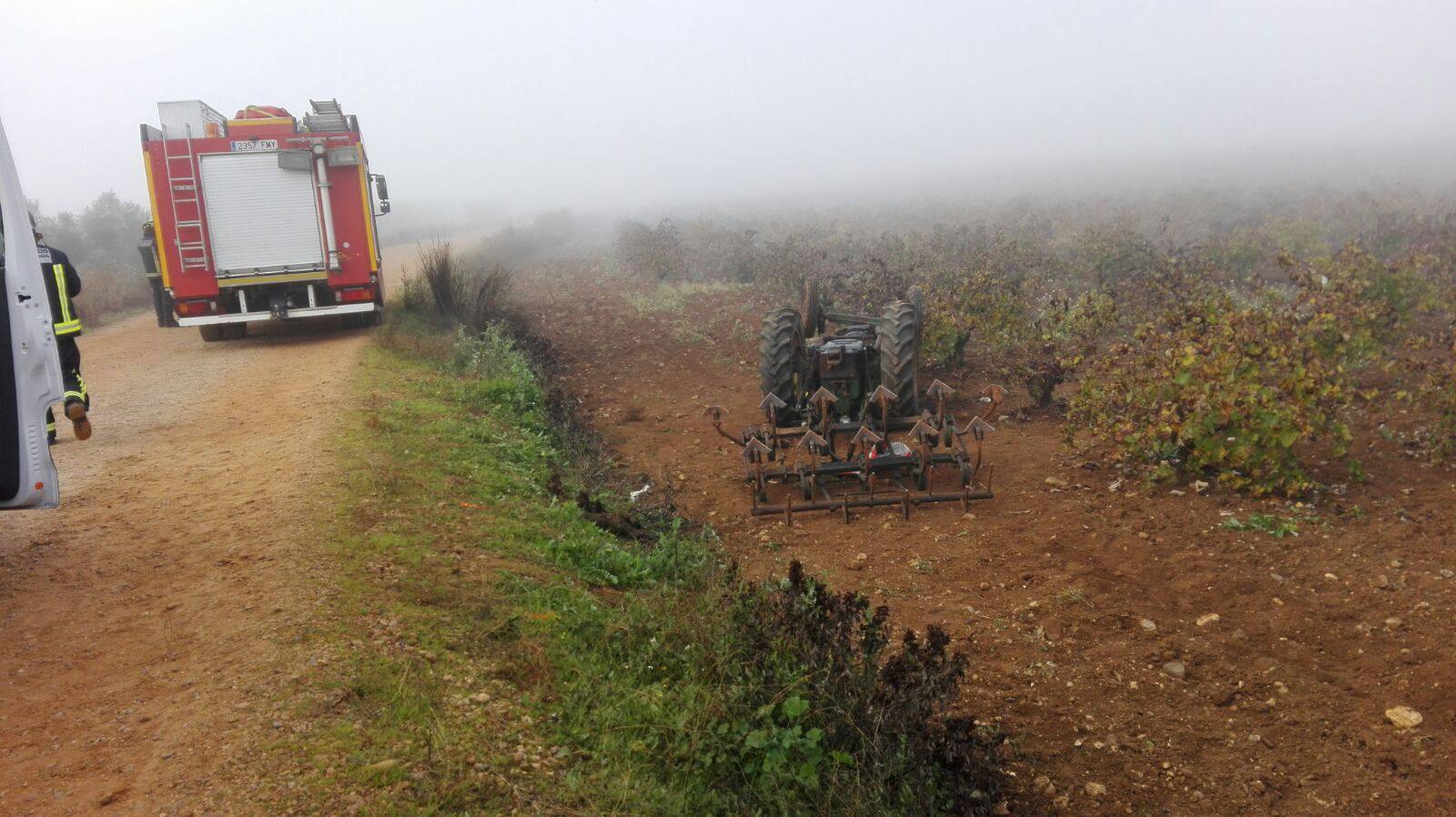 Muere un agricultor al volcar su tractor