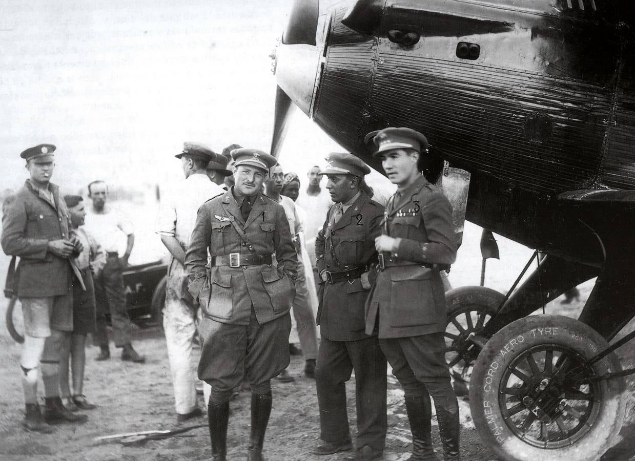 Los tres pilotos que participaron el en viaje a Manila.