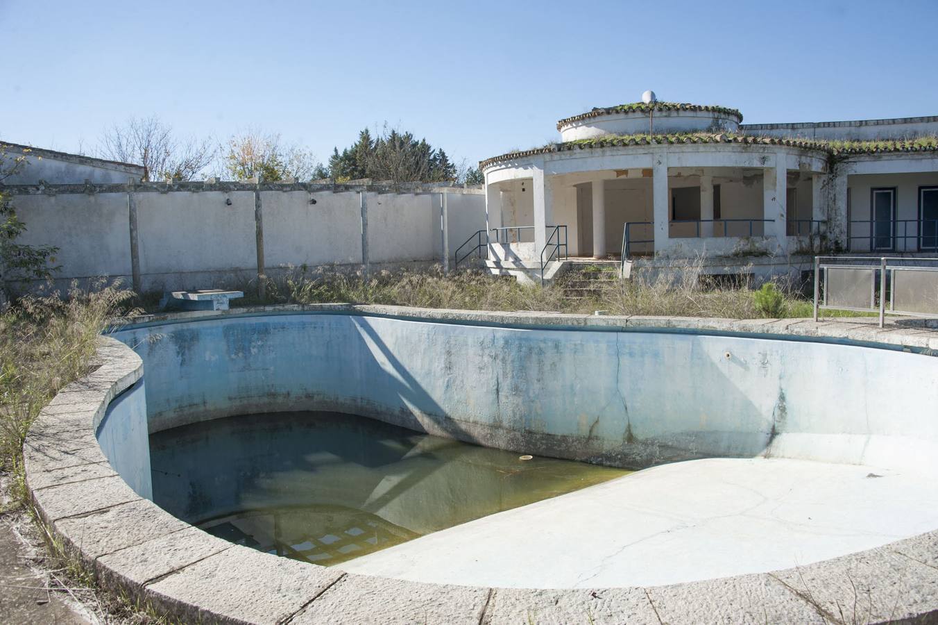 La maleza invade la colonia de la base de Talavera