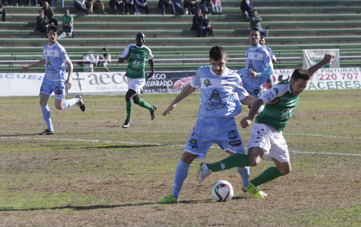 Al Cacereño se le escapan dos puntos en casa