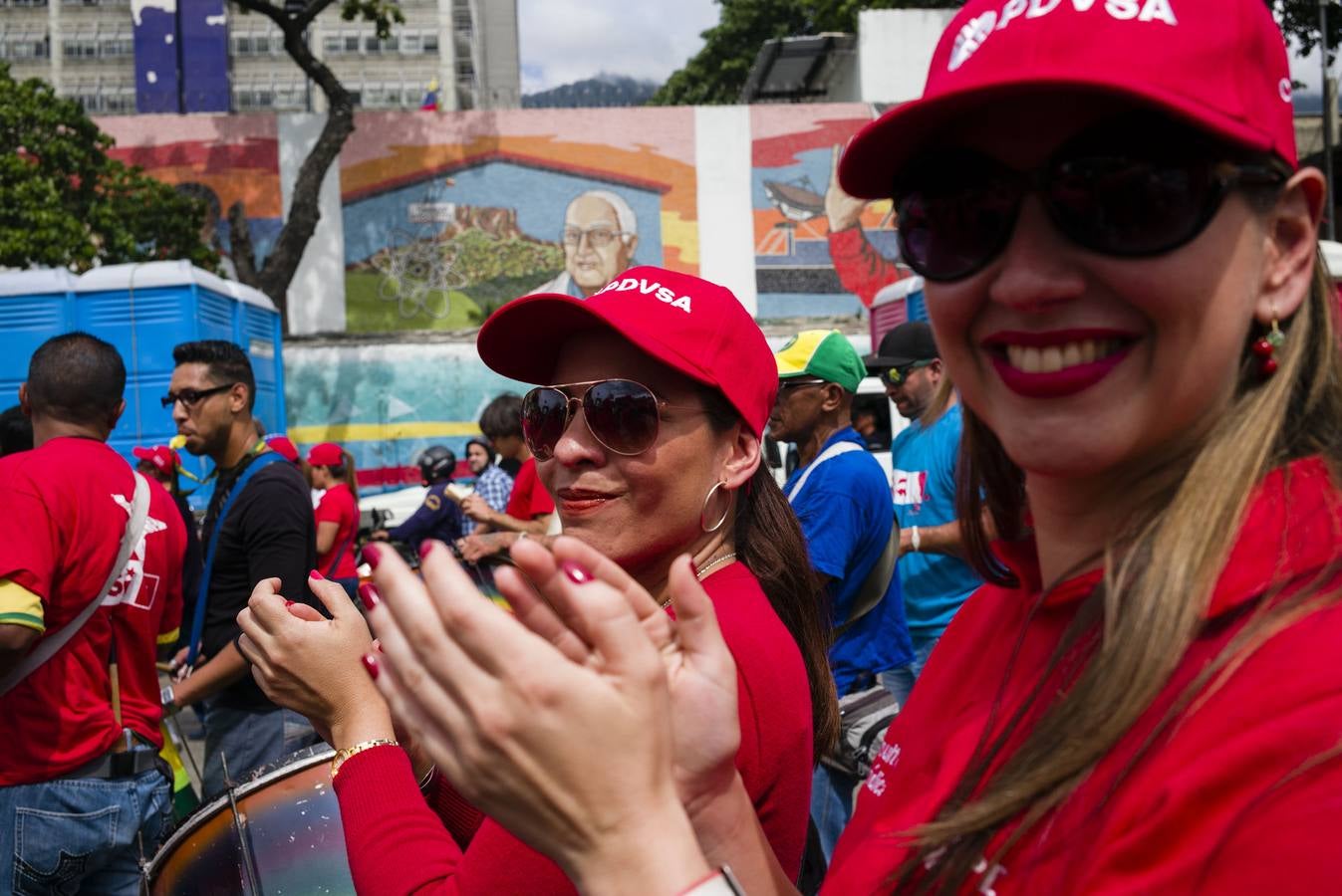 Seguidores chavistas durante el cierre de campaña electoral en Venezuela.