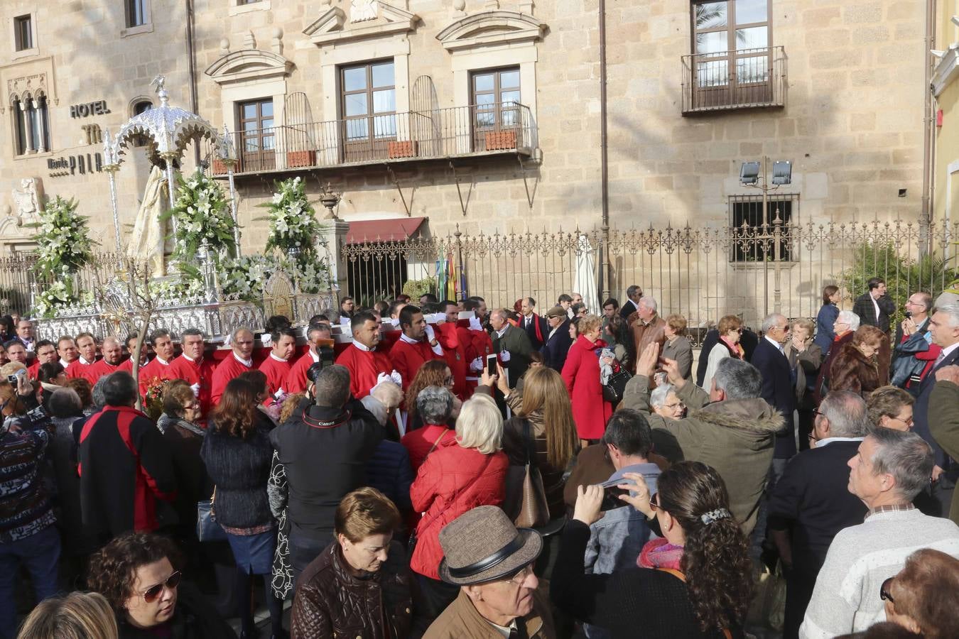 Santa Eulalia procesiona desde la Concatedral de Mérida