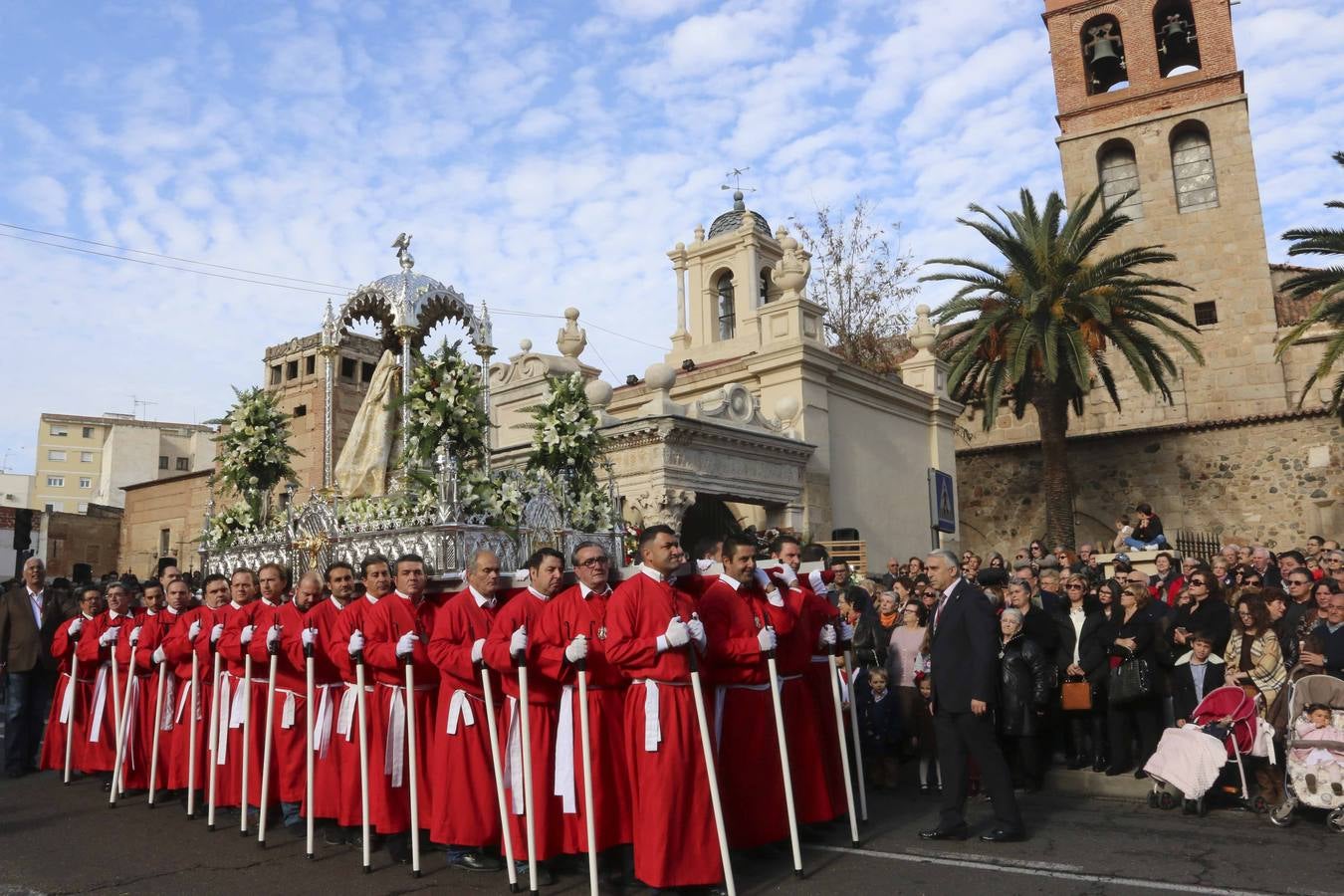 Santa Eulalia procesiona desde la Concatedral de Mérida