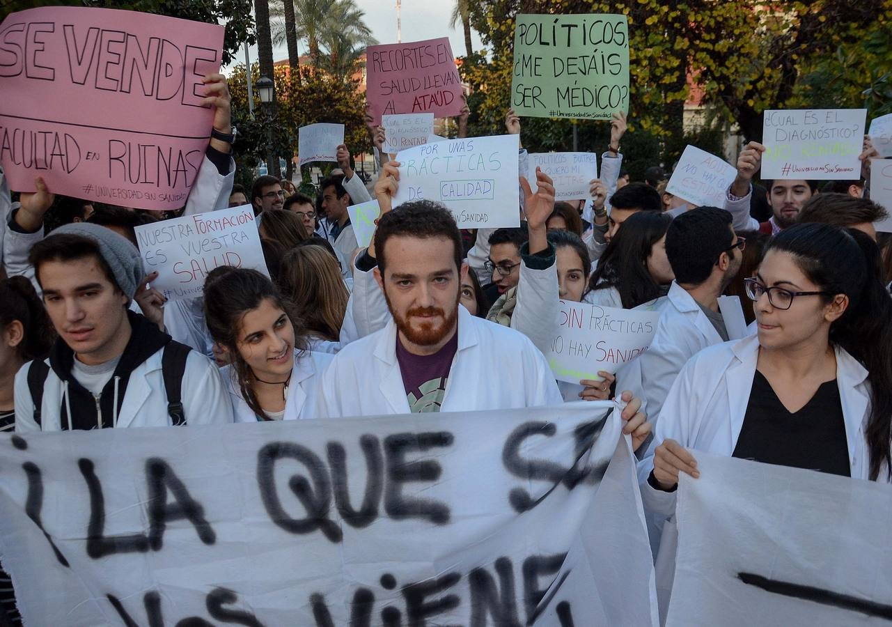 Jueves, 10 de diciembre. Los alumnos de la Facultad de Medicina se concentraron frente a la Delegación del Gobierno en Extremadura para pedir que se retome el proyecto del edificio principal Fotografías: Casimiro Moreno