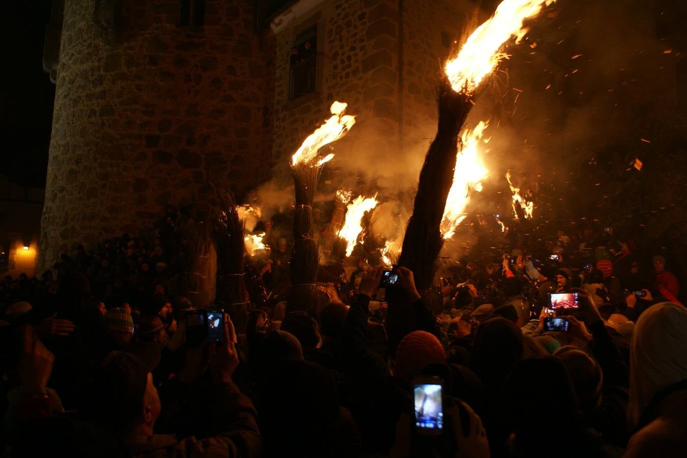 Lunes, 7 de diciembre: Tradicional celebración de la Inmaculada Concepción a golpe de escobazo de brezo encendido en Jarandilla de la Vera. Fotografías: Eloy García