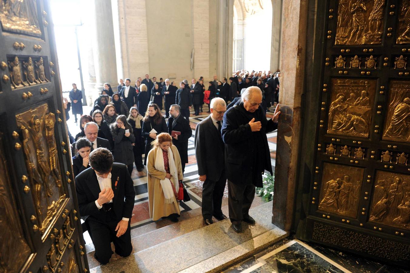 Martes, 8 de diciembre: Inauguración del Jubileo Extraordinario de la Misericordia, en el Vaticano. El papa Francisco afirmó, antes de abrir la Puerta Santa, que el Jubileo Extraordinario de la Misericordia que se celebrará hasta el próximo 20 de noviembre, "será un año para crecer en la convicción de la misericordia" Fotografías: Maurizio Brambatti.