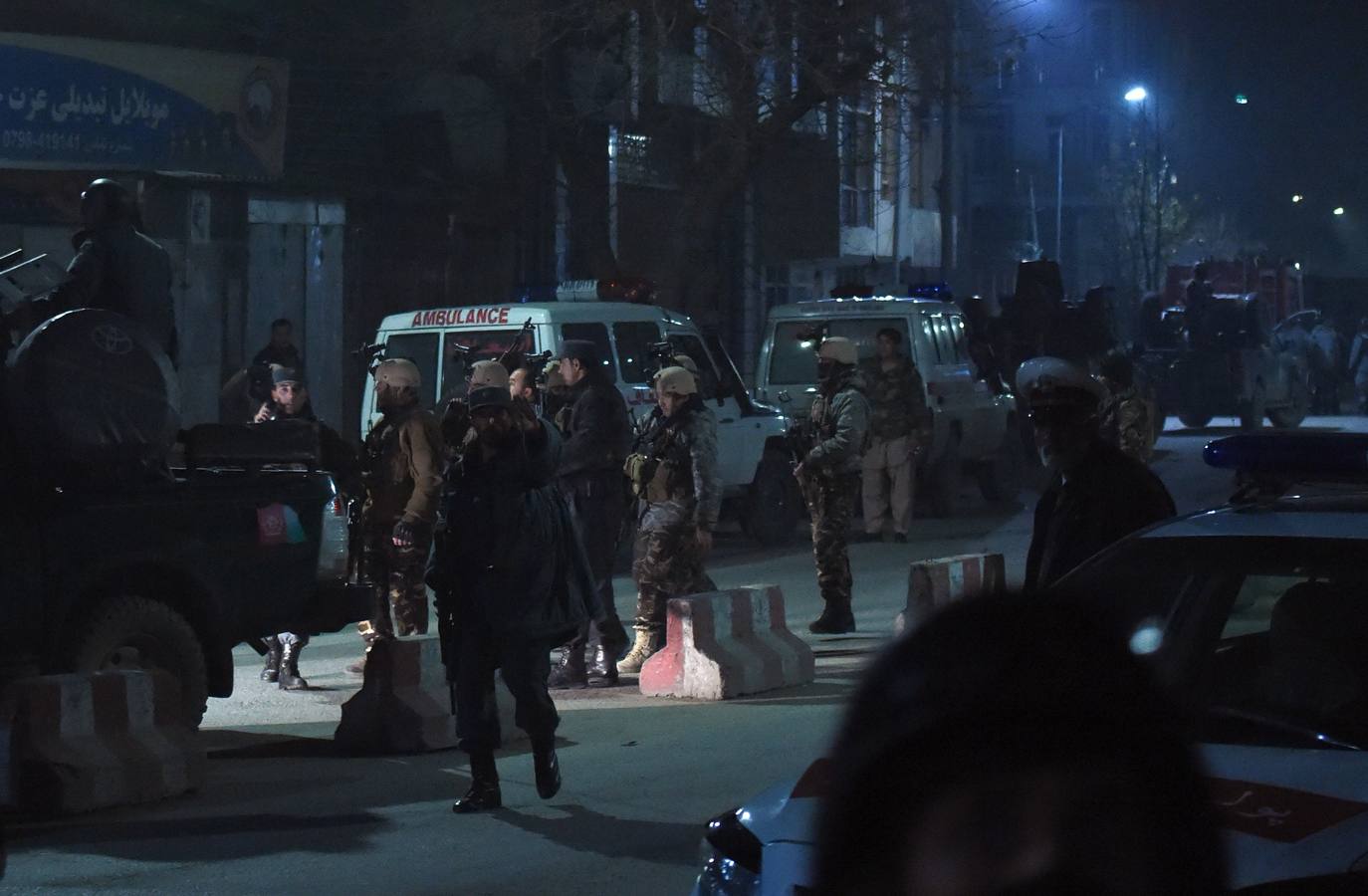 Viernes, 11 de diciembre: Miembros de las fuerzas de seguridad de Afganistán llegaron al lugar donde un grupo de insurgentes suicidas atacó la Embajada de España y una casa de huéspedes extranjera en Kabul, después de que se produjese una explosión en la zona. La Policía de Kabul confirmó que al menos nueve civiles resultaron heridos. Fotografía: Agencias