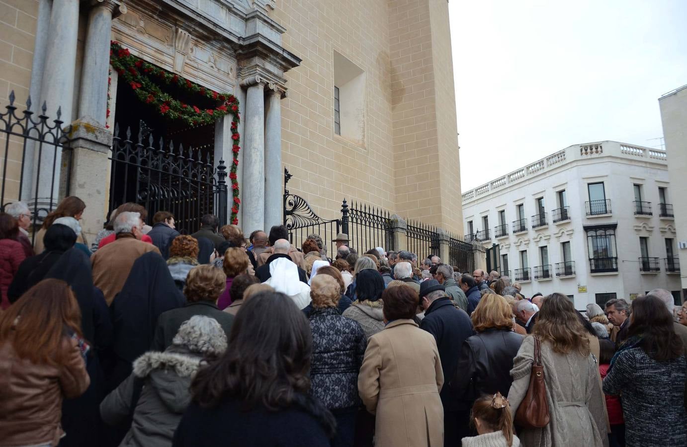 Domingo; 13 de diciembre: La Iglesia de Mérida Badajoz inicia su Año de la Misericordia. El arzobispo Celso Morga anuncia el compromiso de tener un gesto solidario común tras abrir la puerta santa de la Catedral de Badajoz. Fotografías. Casimiro Moreno.
