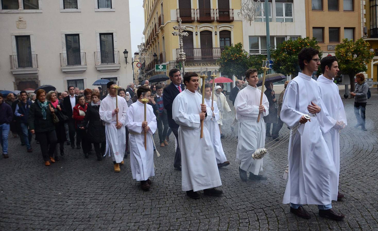 Domingo; 13 de diciembre: La Iglesia de Mérida Badajoz inicia su Año de la Misericordia. El arzobispo Celso Morga anuncia el compromiso de tener un gesto solidario común tras abrir la puerta santa de la Catedral de Badajoz. Fotografías. Casimiro Moreno.