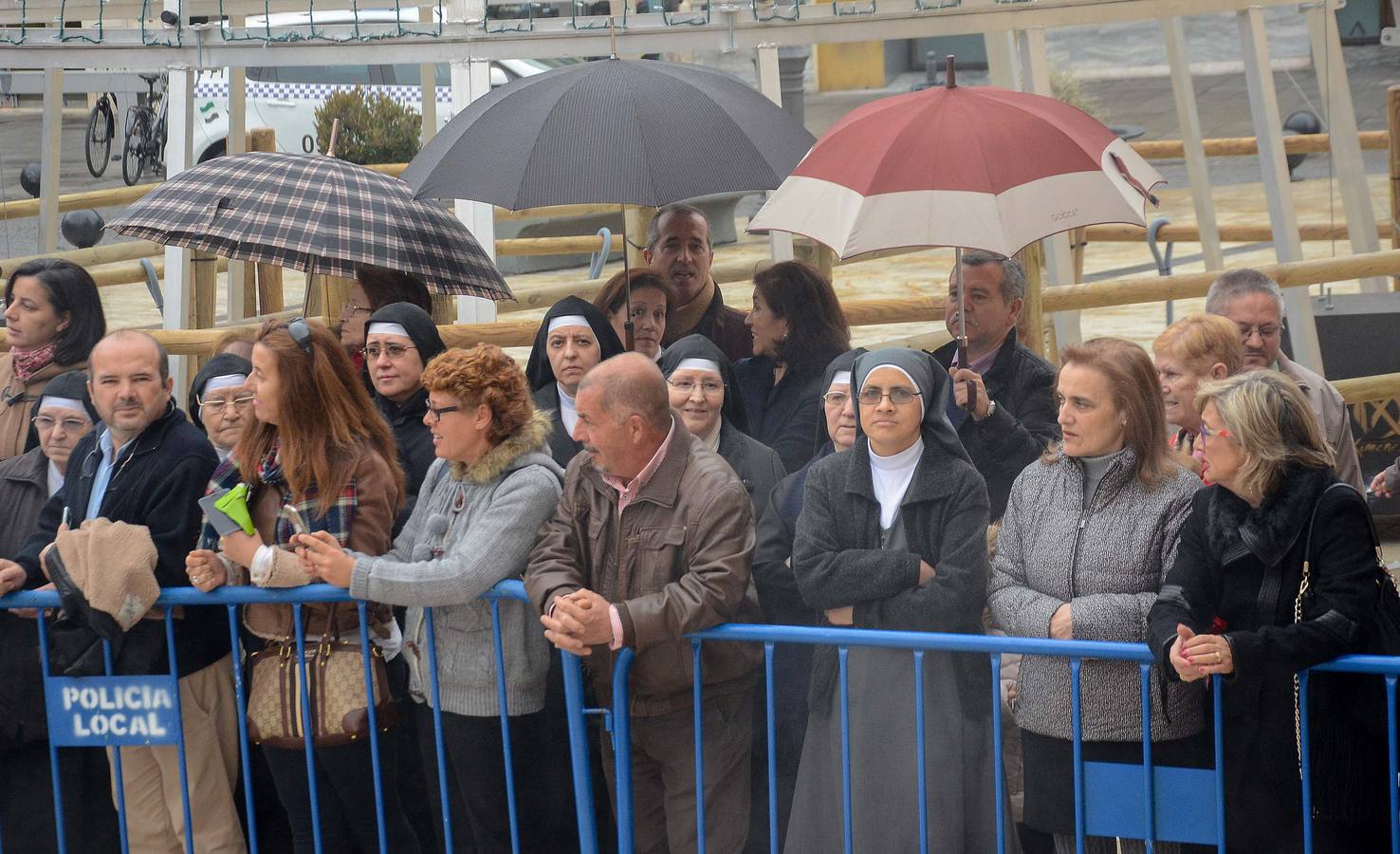 Domingo; 13 de diciembre: La Iglesia de Mérida Badajoz inicia su Año de la Misericordia. El arzobispo Celso Morga anuncia el compromiso de tener un gesto solidario común tras abrir la puerta santa de la Catedral de Badajoz. Fotografías. Casimiro Moreno.