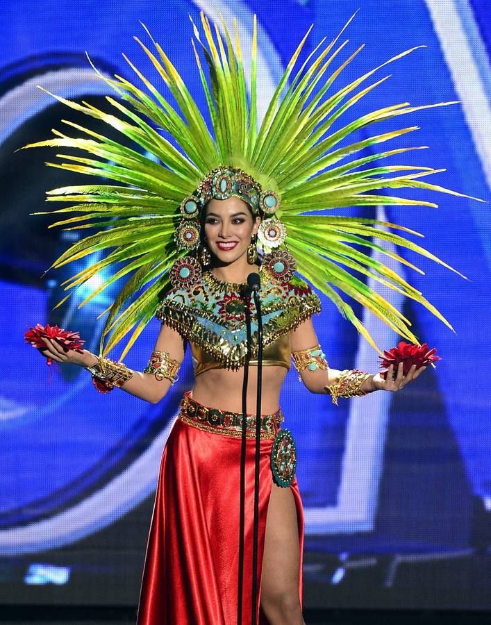 Miss México, Wendy Esparza, viste con un traje tradicional de su país durante una grabación para el certamen Miss Universo