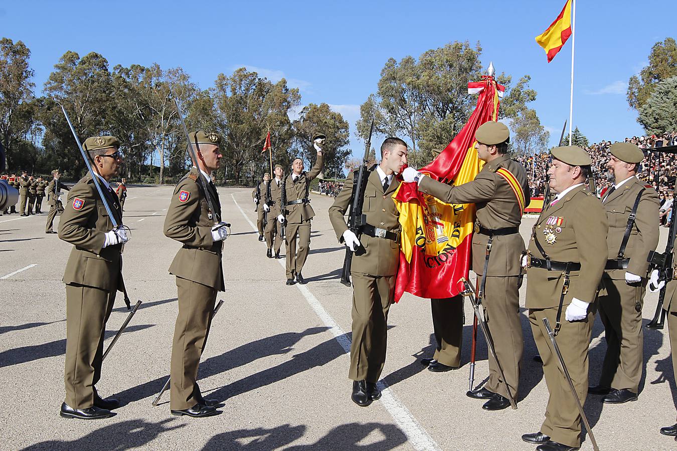 599 jóvenes soldados juran bandera en Cáceres