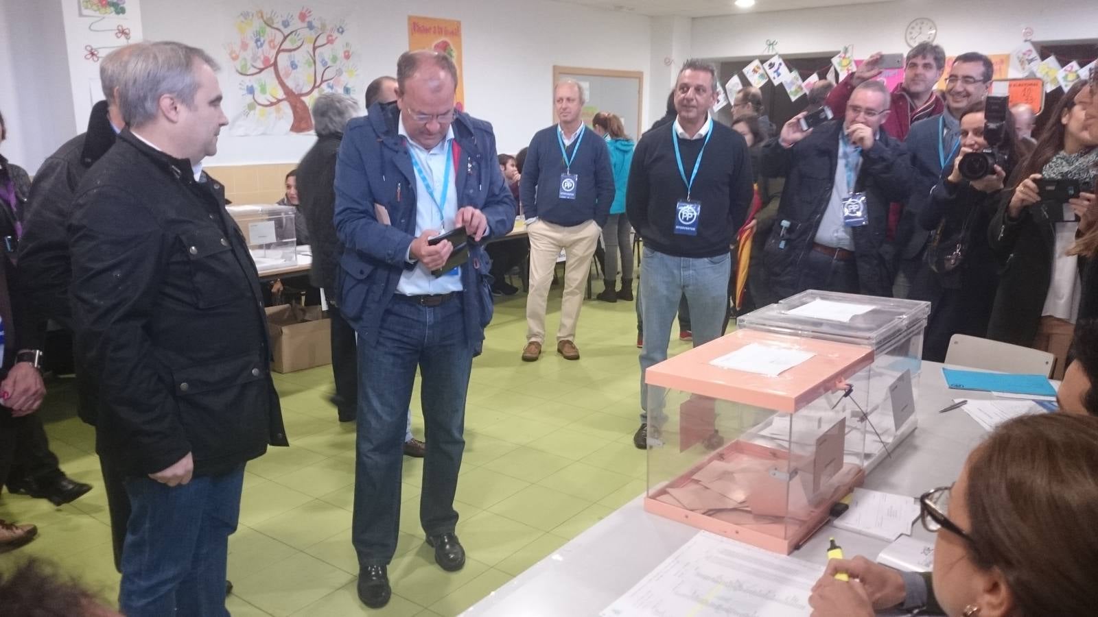 El líder extremeño del PP, José Antonio Monago, y el alcalde de Badajoz, Francisco Javier Fragoso, han votado en el colegio público de las Vaguadas, en Badajoz:: ARNELAS