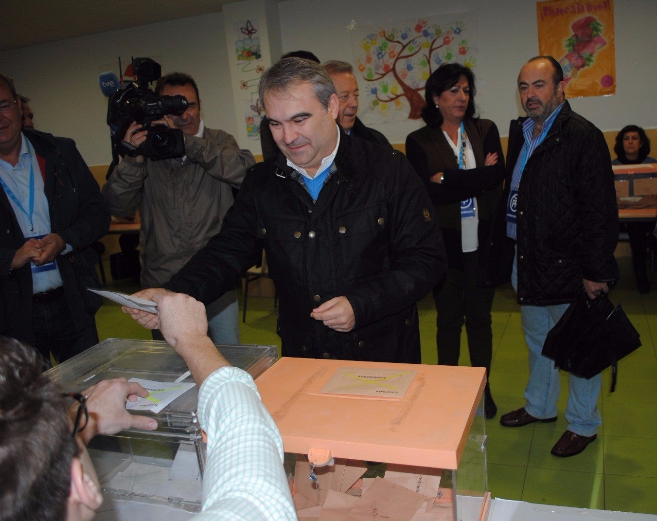 Francisco Javier Fragoso ha votado en el colegio público de las Vaguadas, en Badajoz