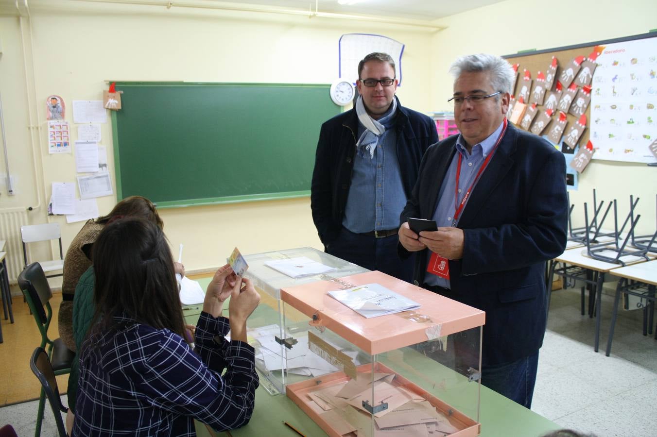 El diputado socialista Ignacio Sánchez Amor ha votado en el colegio Miguel de Cervantes de Mérida