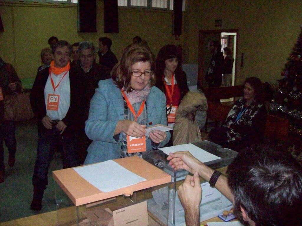La portavoz del Grupo Parlamentario de Ciudadanos (C's) en la Asamblea de Extremadura, Victoria Domínguez, ha ejercido su derecho al voto en el colegio electoral ubicado en el colegio Alfonso VIII de Plasencia