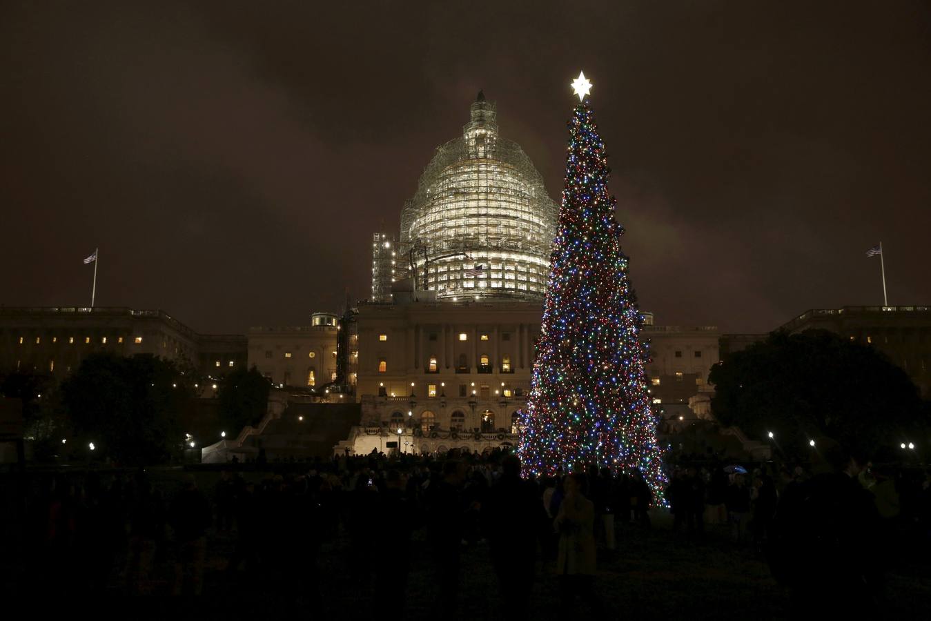 Vistas delun árbol de navidad en Washington y al fondo el Capitolio.