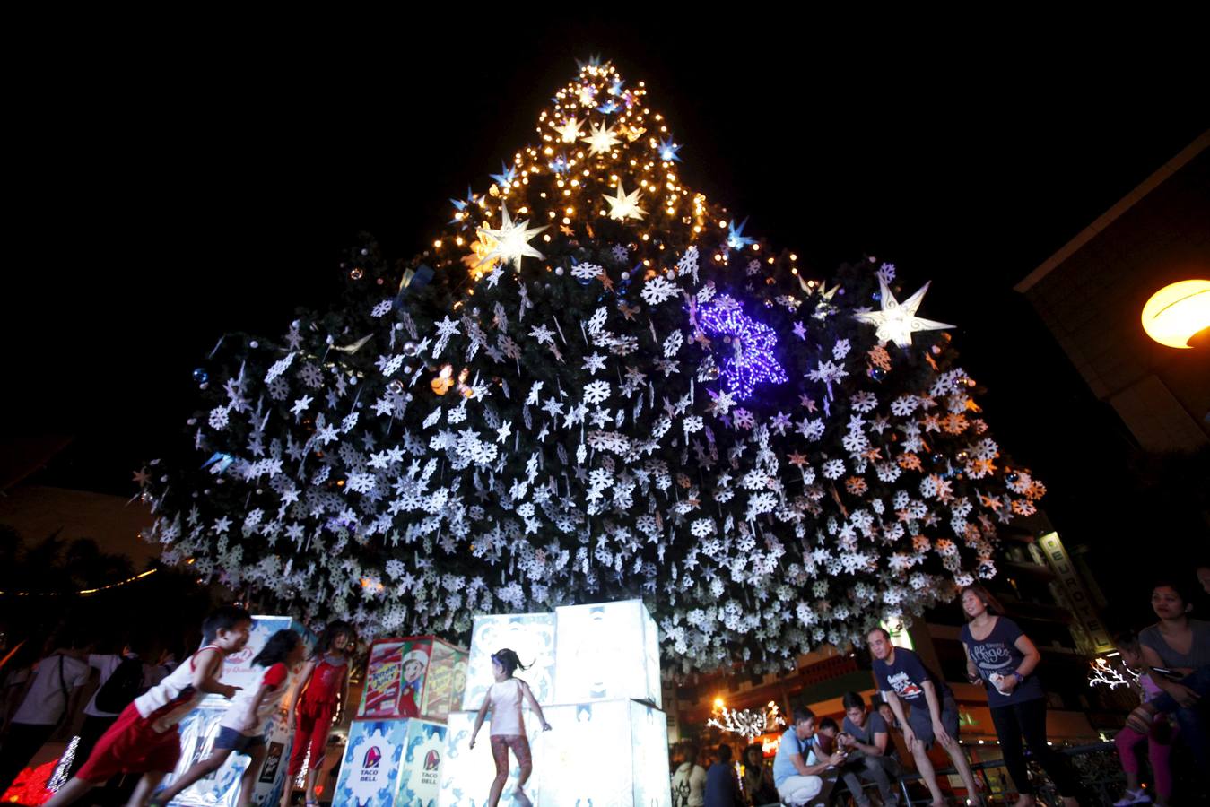 Árbol de navidad en Manila, Filipinas.