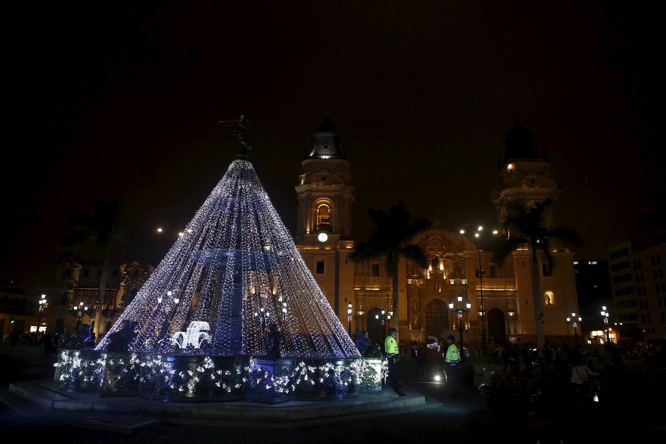 Árbol de navidad en la plaza de la Catedral de Lima, Perú.