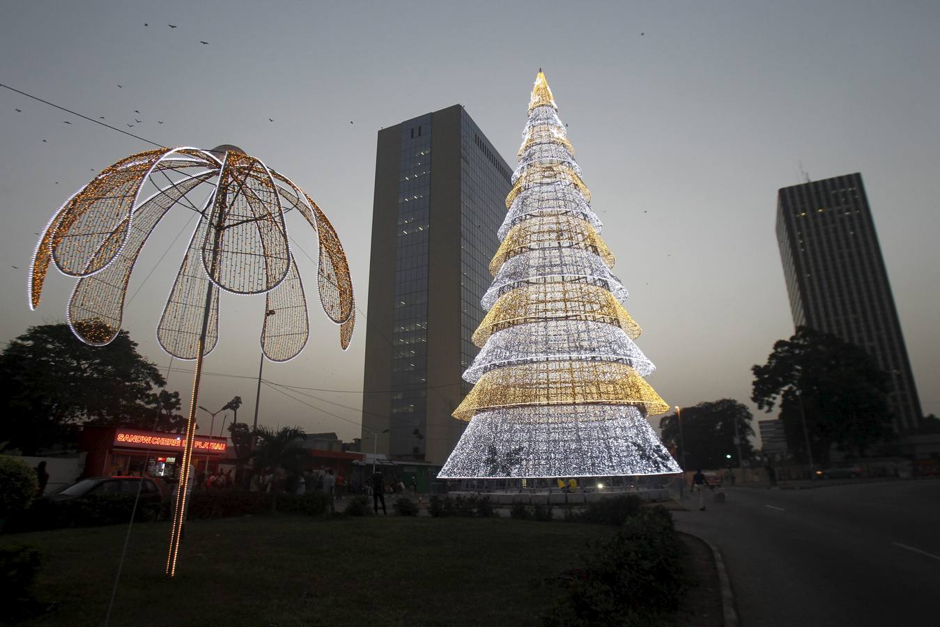 Árbol de navidad en el centro de negocios de Abidjan, Costa de Marfil.