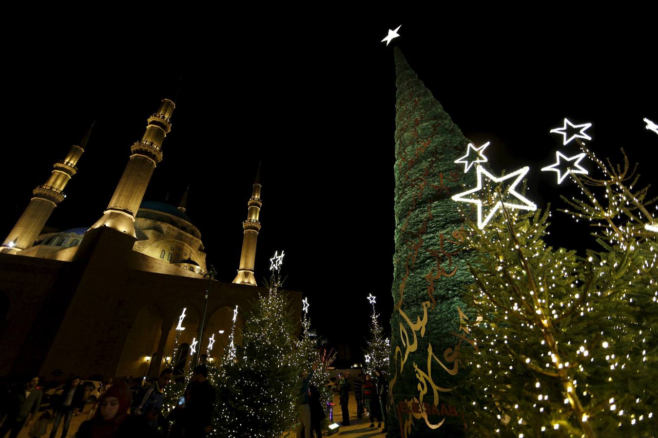 Árbol de navidad cerca dela mezquina de Amin en la ciudad de Lebanón, Beirut.