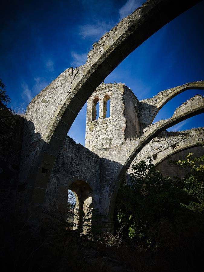 Puerta del evangelio y campanario