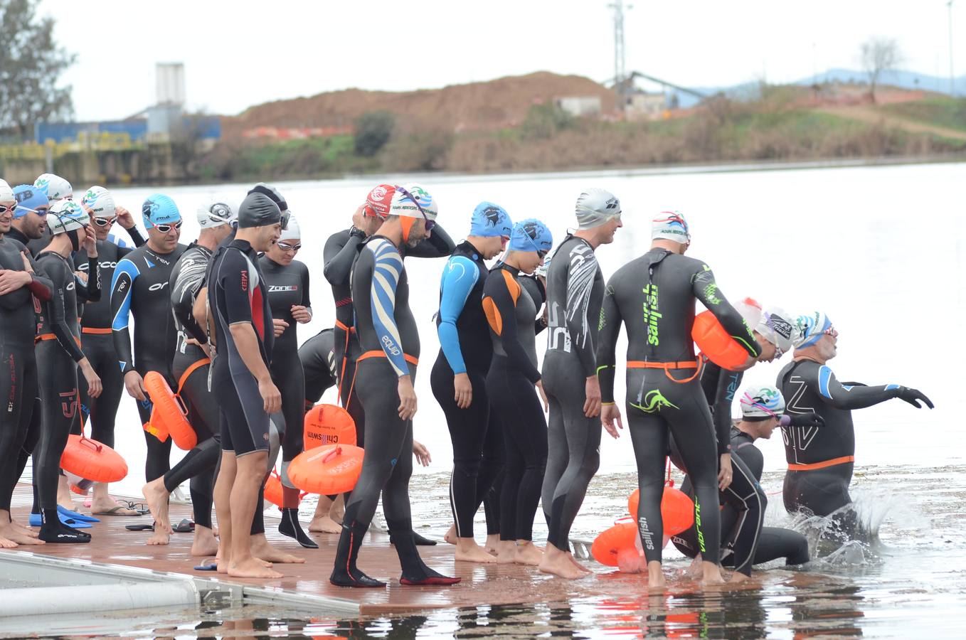 Jueves, 31 de diciembre: Badajoz acogió la tercera edición de la 'Swim Silvestre' en la que un grupo de veinte nadadores quisieron despedir el año en el cauce del río Guadiana. Fotografías: Casimiro Moreno.
