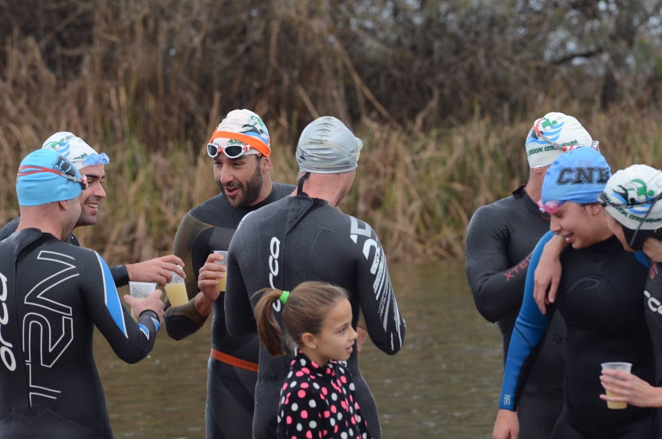 Jueves, 31 de diciembre: Badajoz acogió la tercera edición de la 'Swim Silvestre' en la que un grupo de veinte nadadores quisieron despedir el año en el cauce del río Guadiana. Fotografías: Casimiro Moreno.