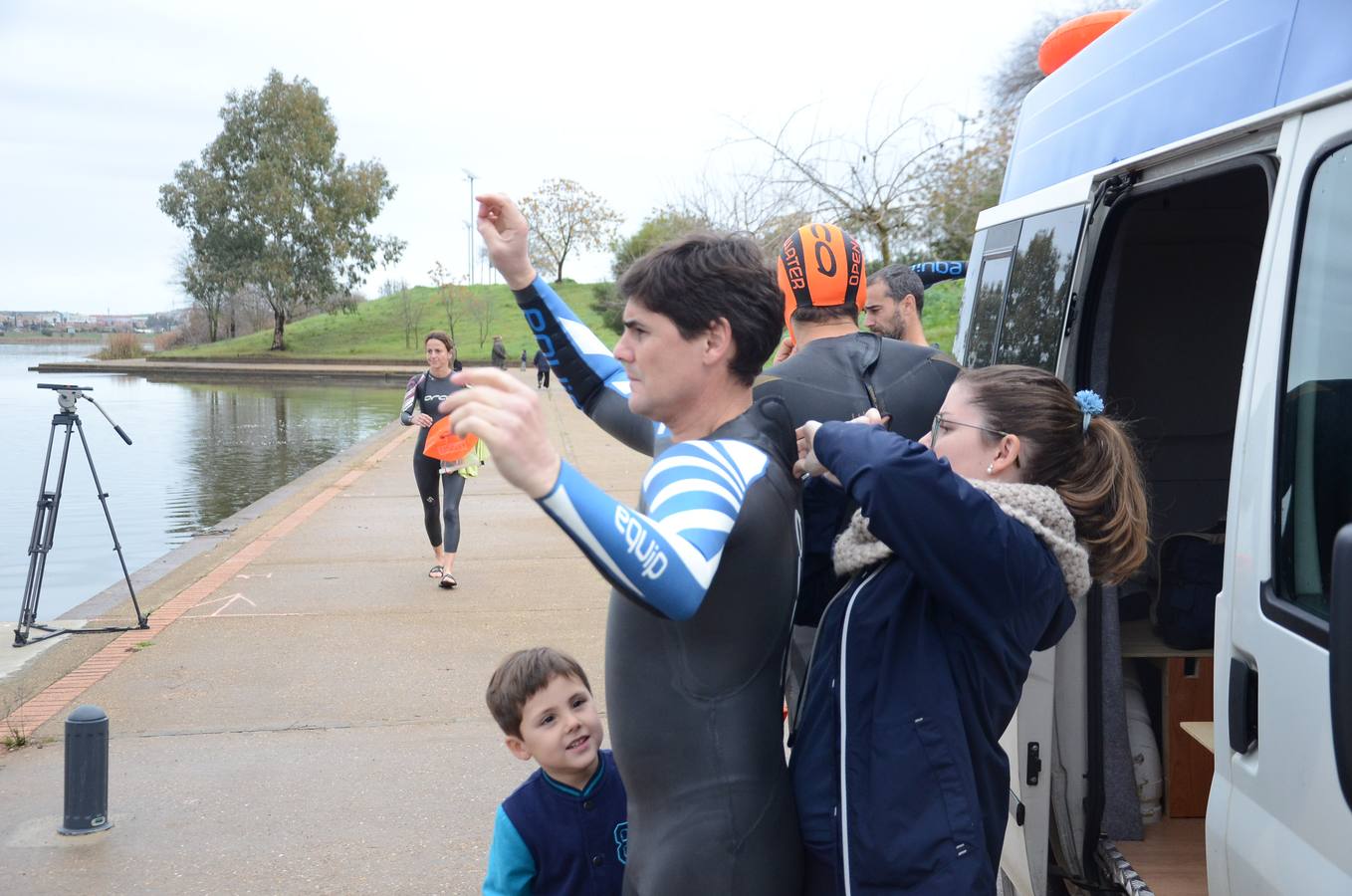 Jueves, 31 de diciembre: Badajoz acogió la tercera edición de la 'Swim Silvestre' en la que un grupo de veinte nadadores quisieron despedir el año en el cauce del río Guadiana. Fotografías: Casimiro Moreno.