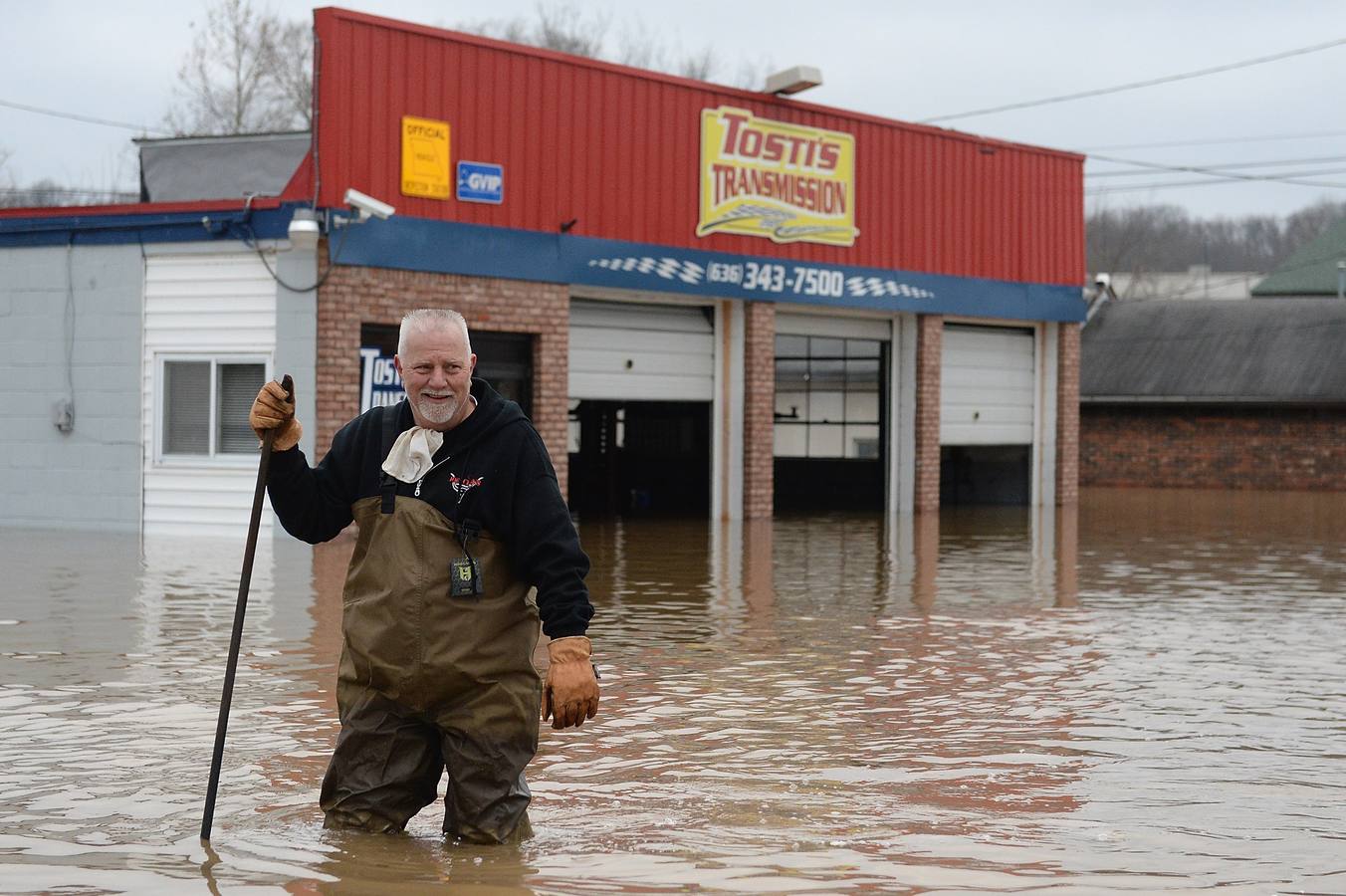 Miércoles, 30 de diciembre: Las fuertes lluvias e inundaciones que desde hace días azotan al centro y sur de EE.UU. Dejan 20 muertos y provoca cientos de desplazados en la cuenca del río Misisipi, especialmente en el estado de Misuri. Fotografías: Agencias.