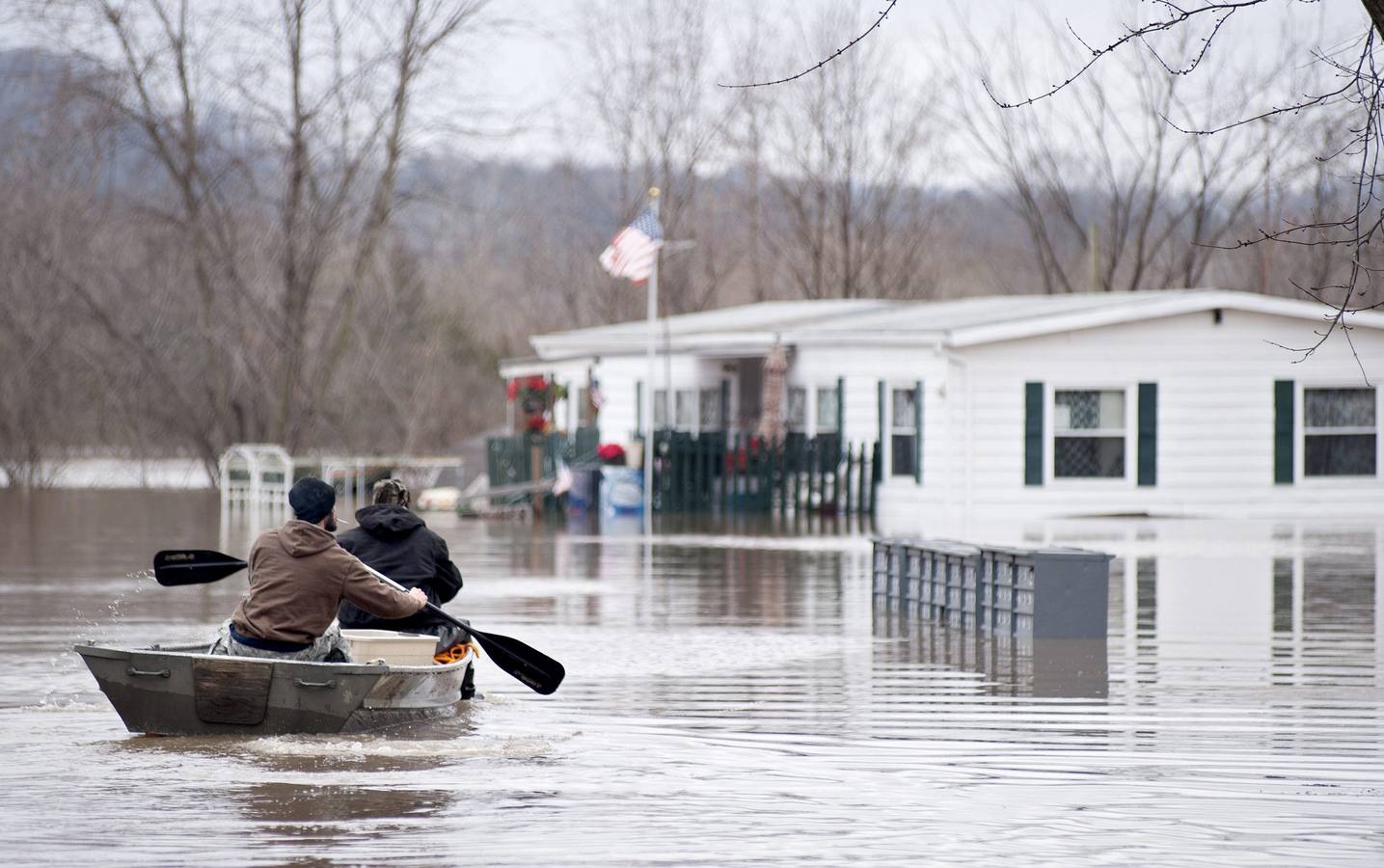 Miércoles, 30 de diciembre: Las fuertes lluvias e inundaciones que desde hace días azotan al centro y sur de EE.UU. Dejan 20 muertos y provoca cientos de desplazados en la cuenca del río Misisipi, especialmente en el estado de Misuri. Fotografías: Agencias.