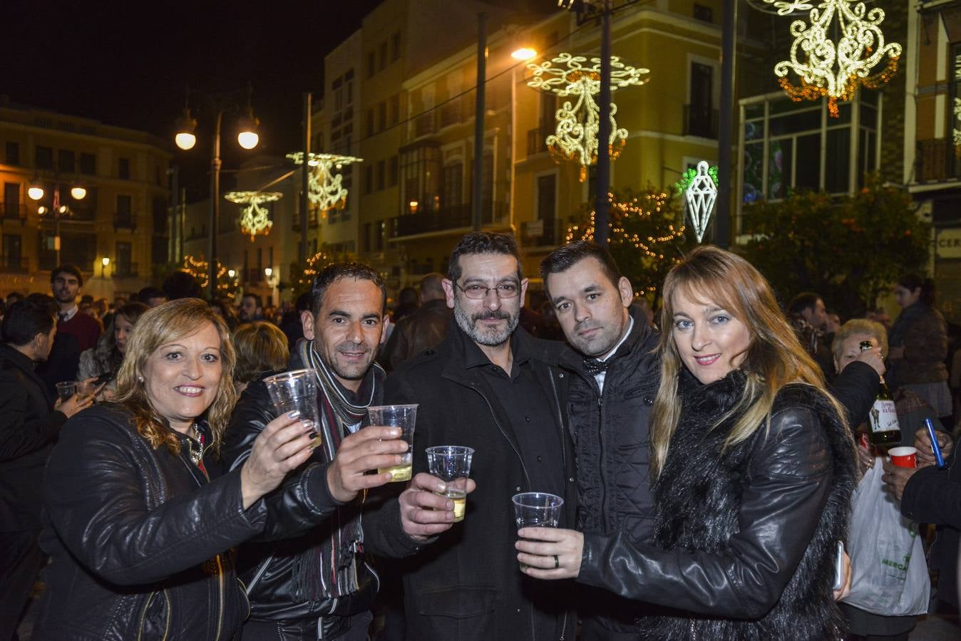 Viernes, 1 de enero: Un años más cientos de pacenses quisieron recibir el año nuevo en la plaza de España de Badajoz: HOY