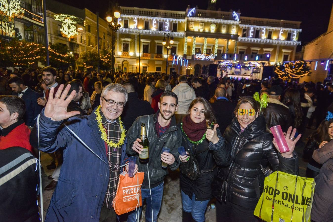Viernes, 1 de enero: Un años más cientos de pacenses quisieron recibir el año nuevo en la plaza de España de Badajoz: HOY